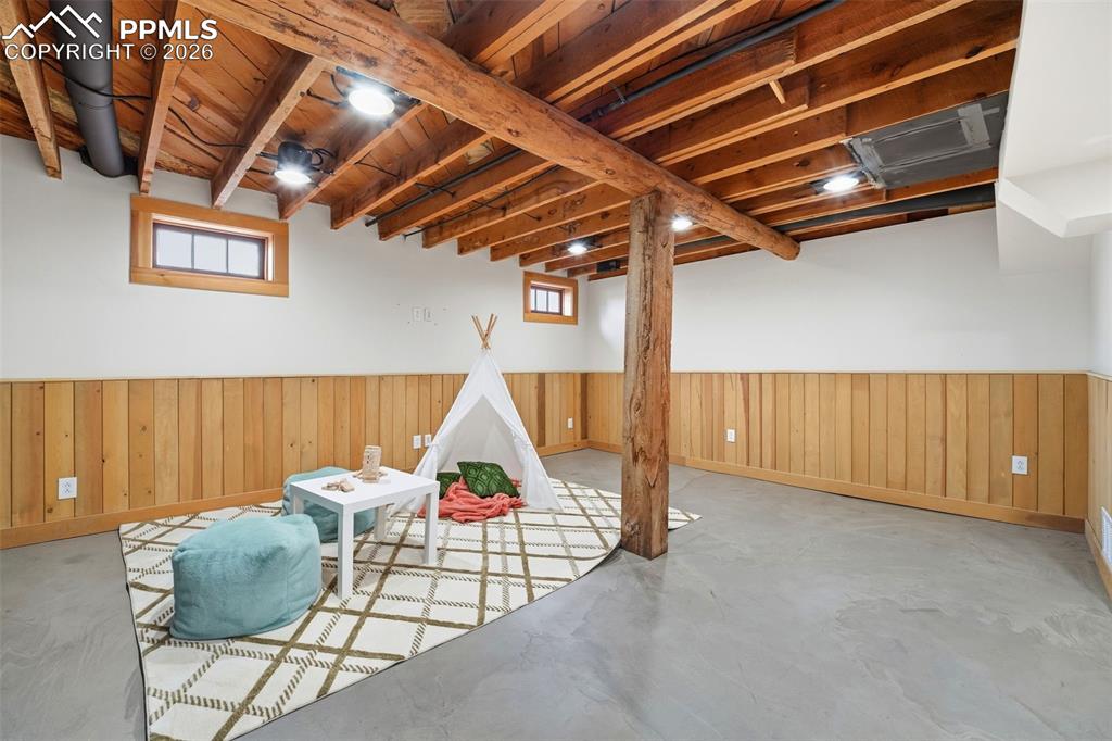 Image 34 of 49: Bedroom