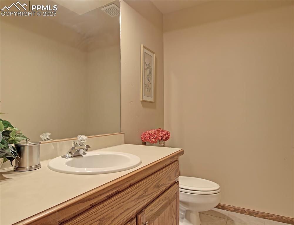 Image 19 of 40: Main level 1/2 bathroom is located just off the laundry room.