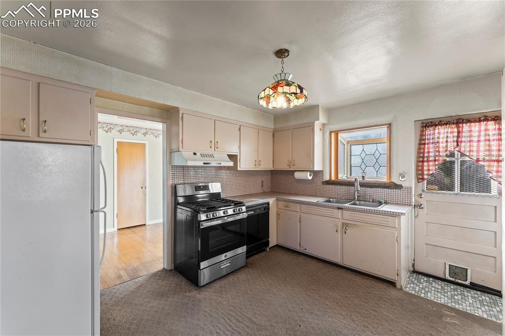 Image 11 of 47: Kitchen