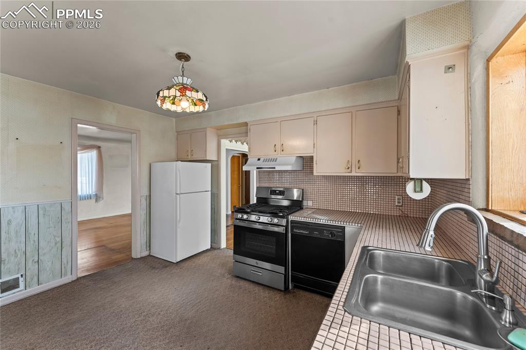 Image 12 of 47: Kitchen