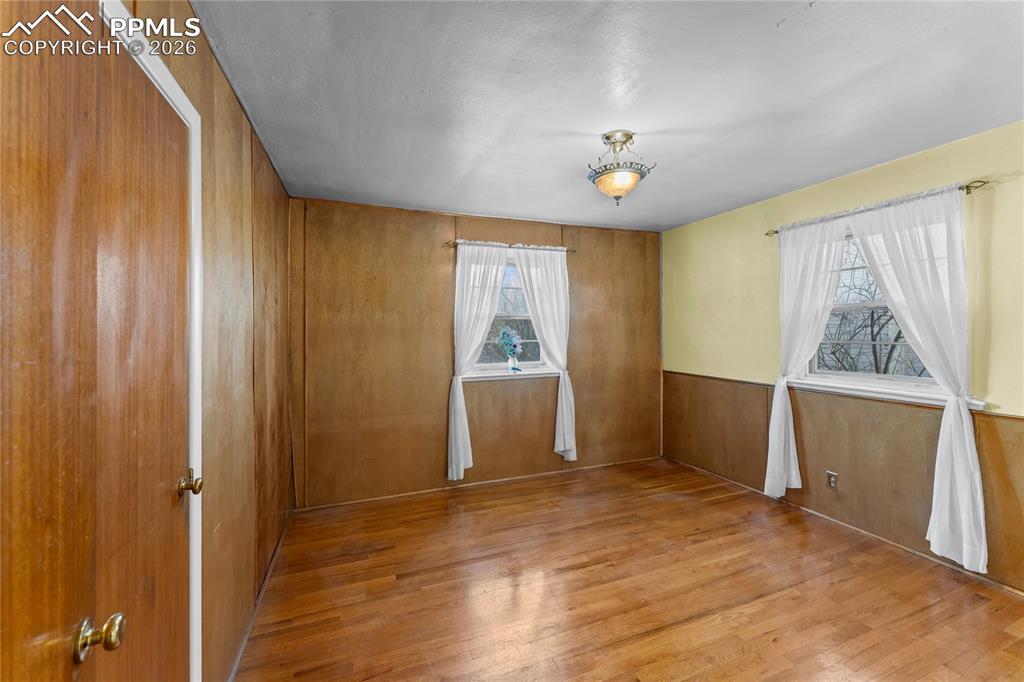 Image 19 of 47: Bedroom