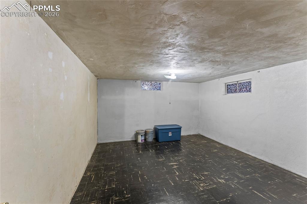 Image 23 of 47: Bedroom