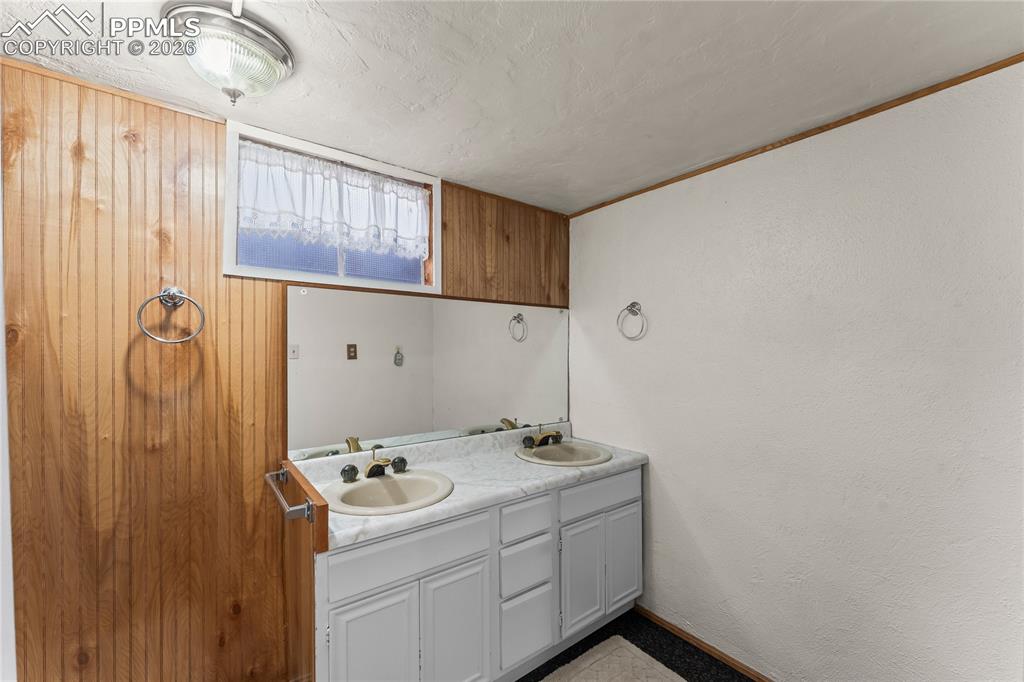 Image 28 of 47: Bathroom