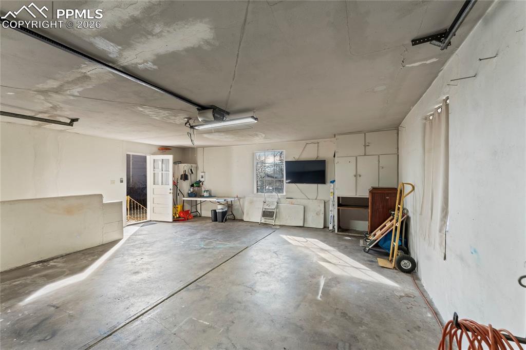 Image 30 of 47: Garage