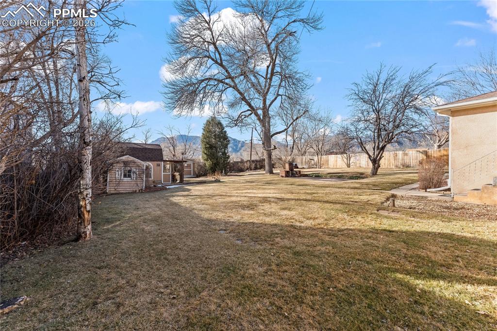 Image 32 of 47: Yard