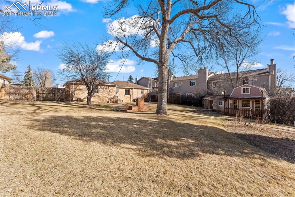 Image 39 of 47: Yard