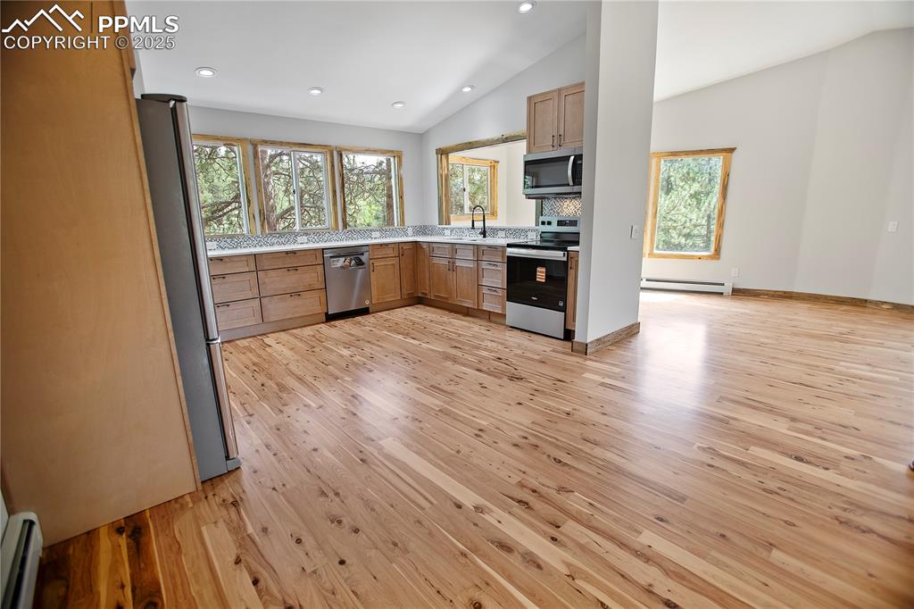 Image 41 of 49: Kitchen