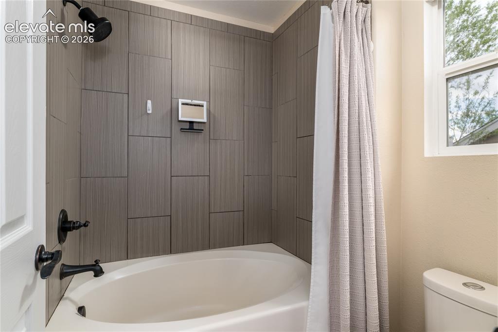 Image 16 of 35: Bathroom