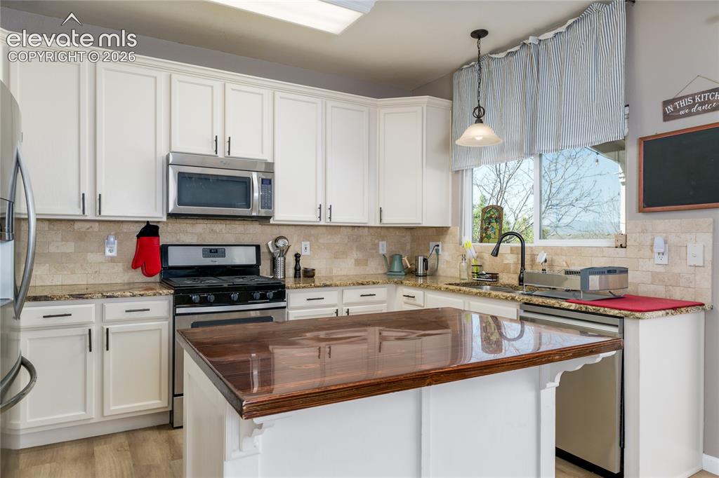 Image 7 of 35: Kitchen