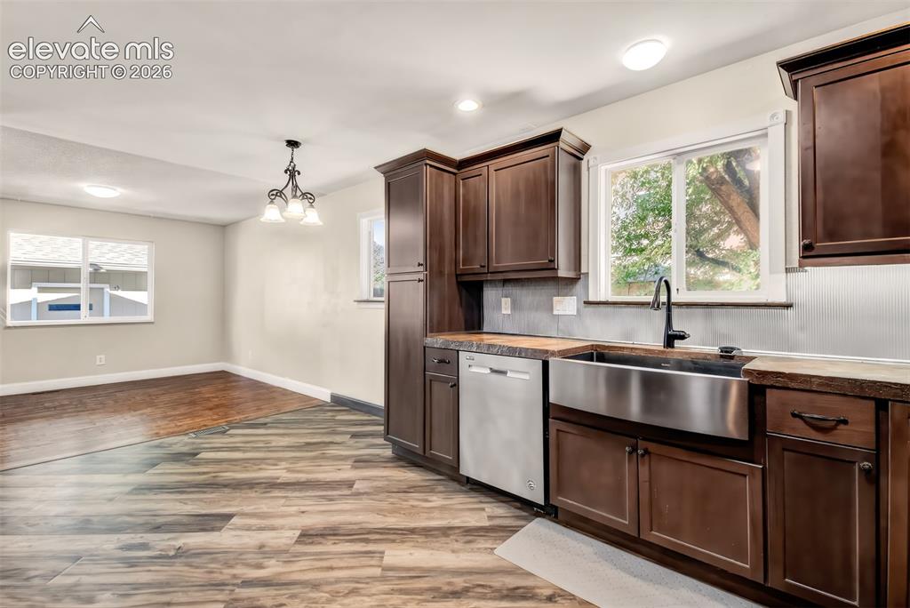 Image 11 of 46: Dining Area