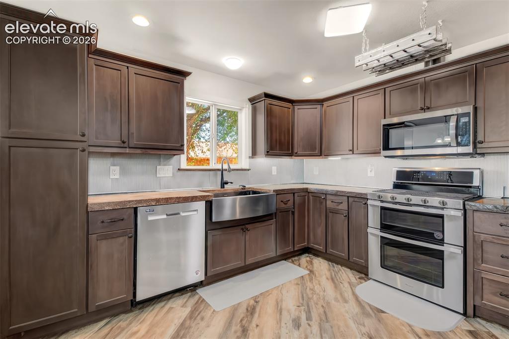 Image 7 of 46: Kitchen