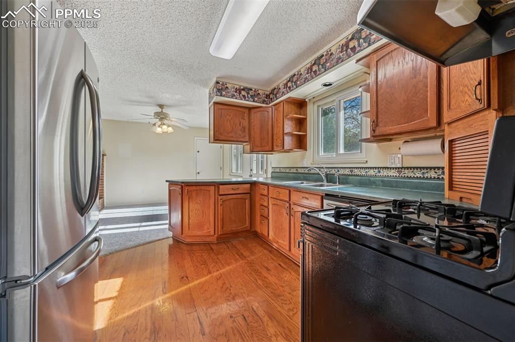 Image 10 of 36: Kitchen