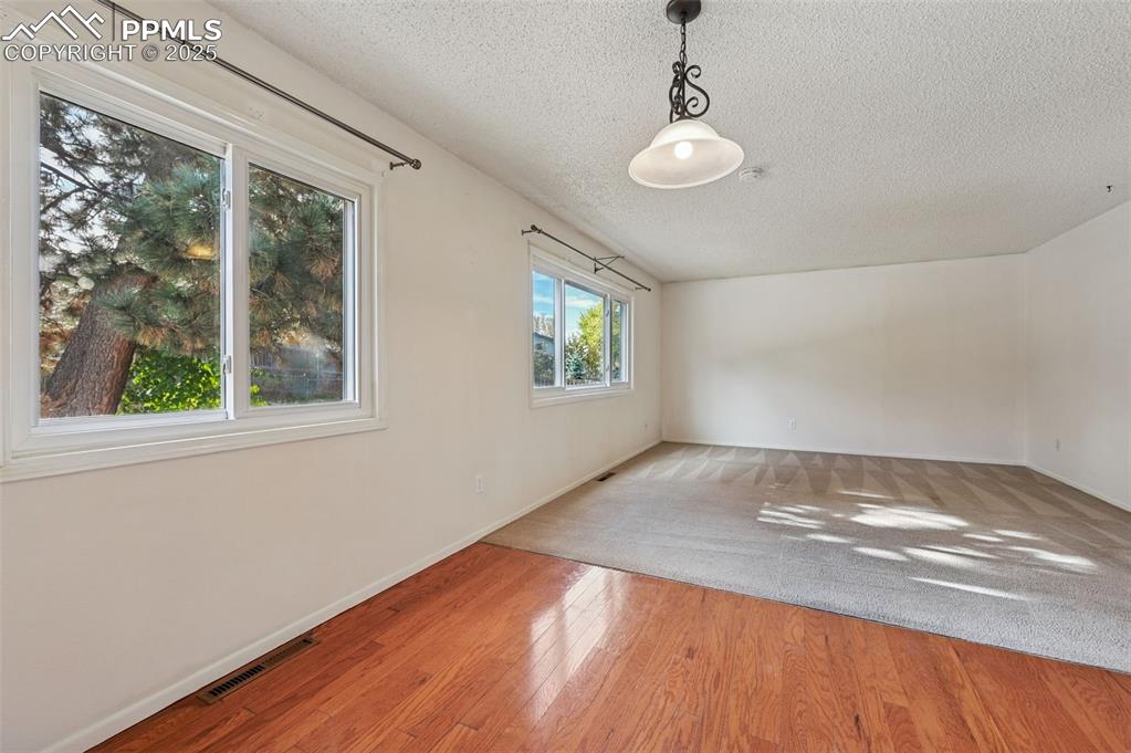 Image 11 of 36: Dining Area