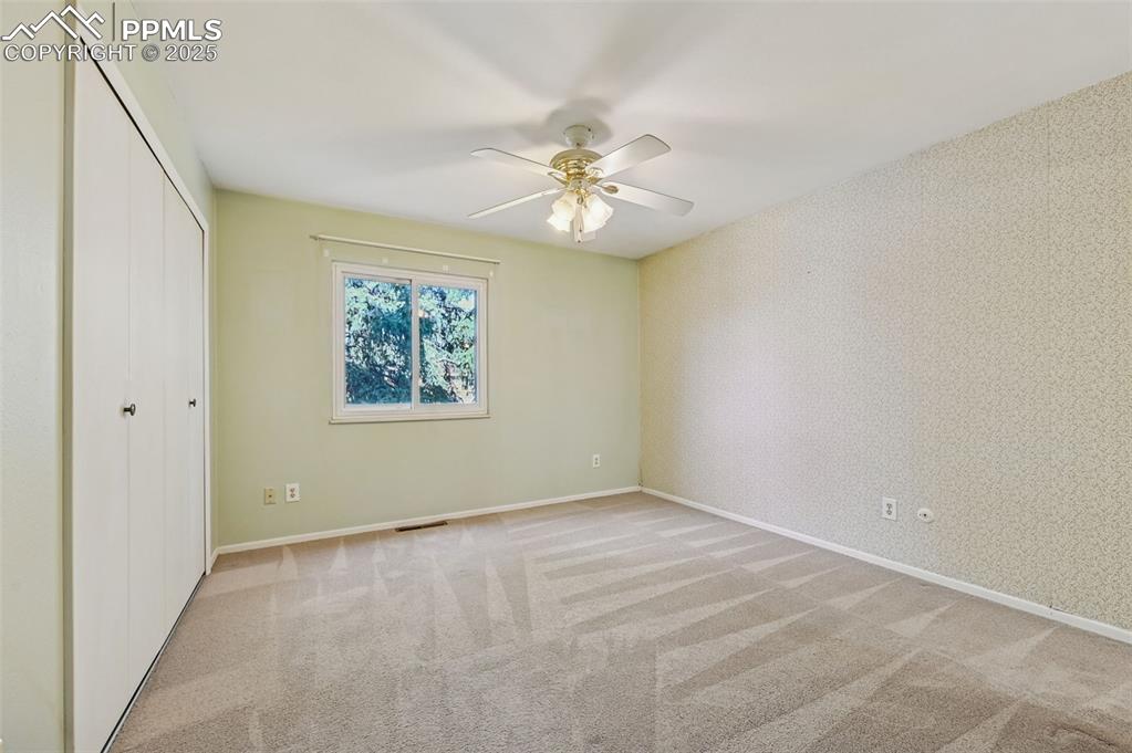 Image 15 of 36: Bedroom