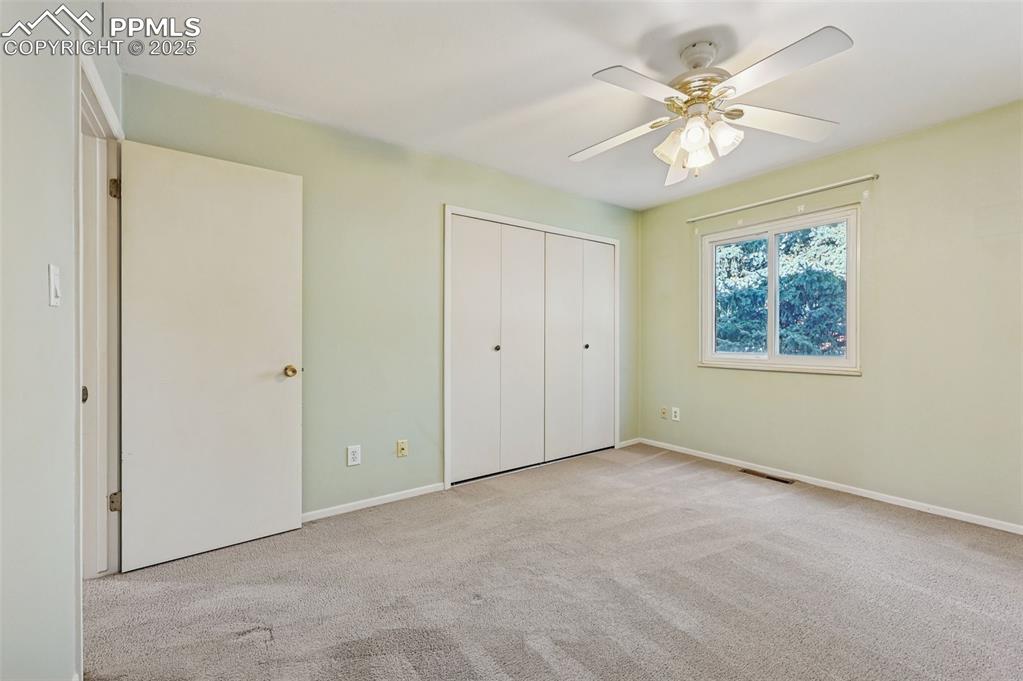 Image 17 of 36: Bedroom