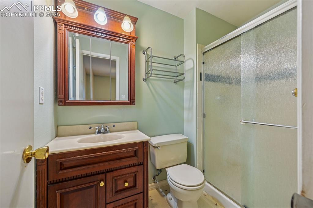 Image 18 of 36: Bathroom