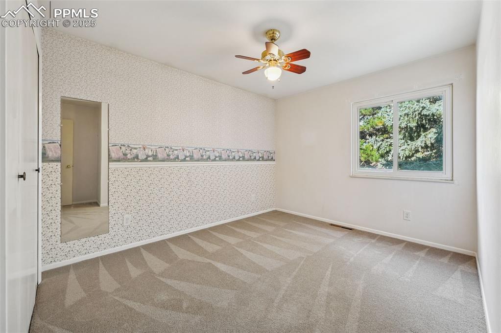 Image 19 of 36: Bedroom