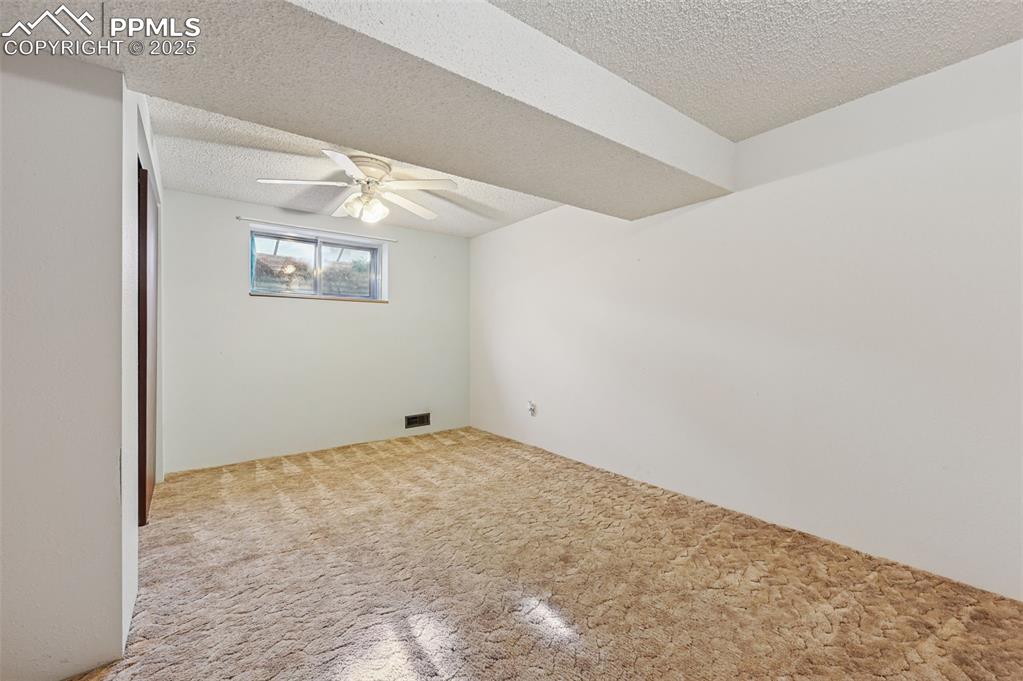 Image 25 of 36: Bedroom