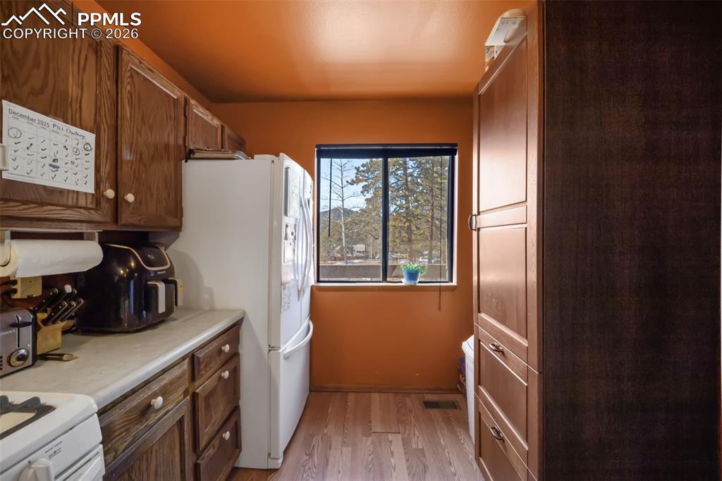 Image 7 of 37: Kitchen