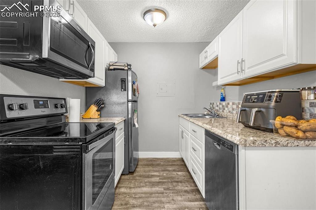 Image 10 of 17: Kitchen