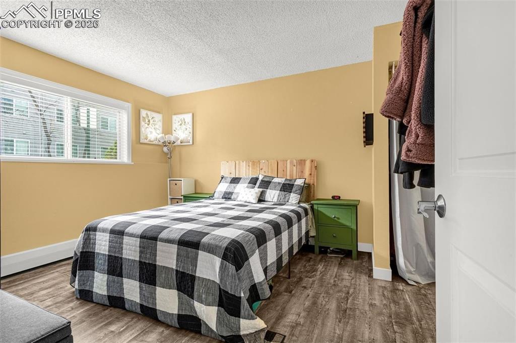 Image 12 of 17: Bedroom