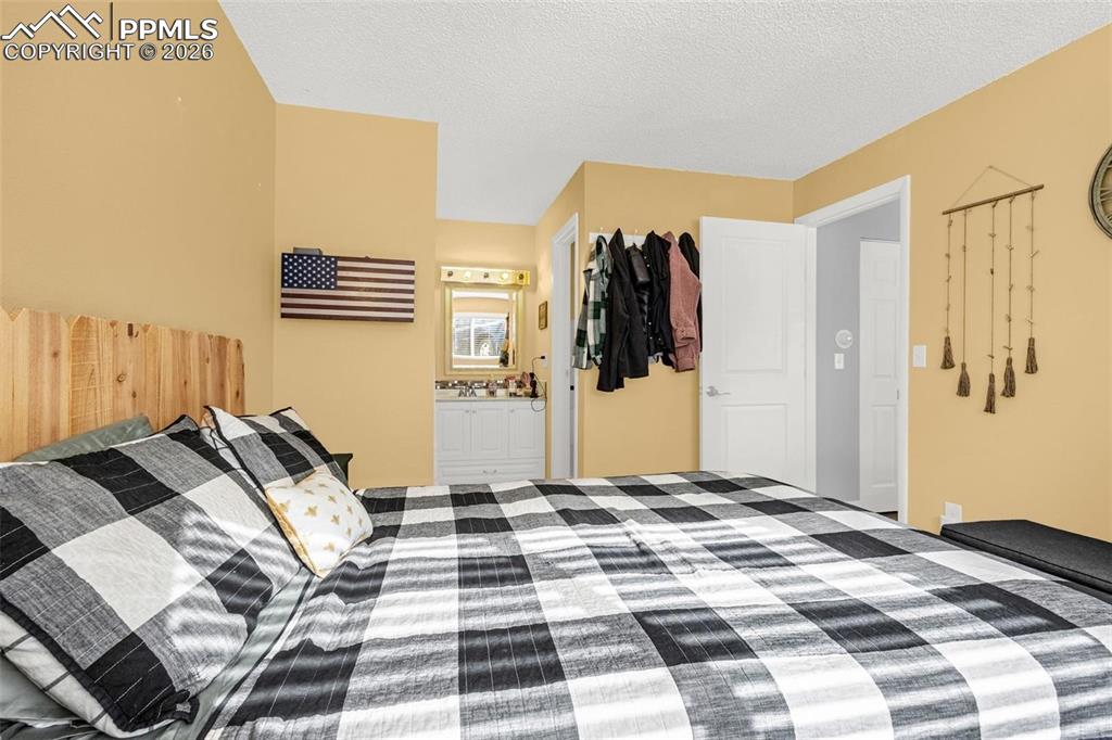 Image 13 of 17: Bedroom