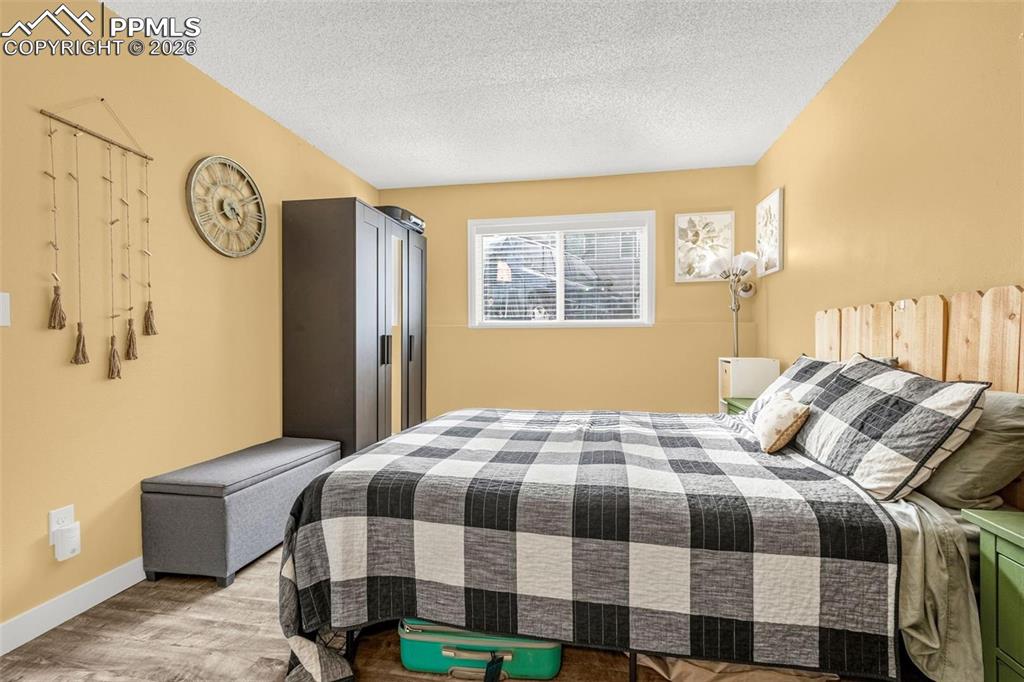 Image 14 of 17: Bedroom