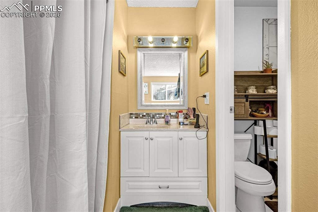 Image 15 of 17: Bathroom