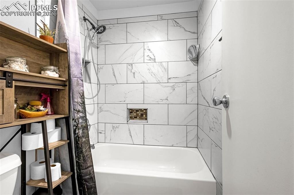 Image 16 of 17: Bathroom