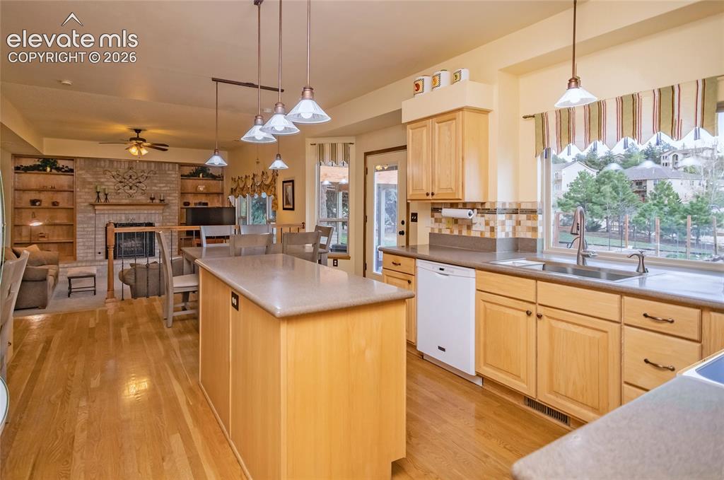 Image 10 of 50: Kitchen Center Island