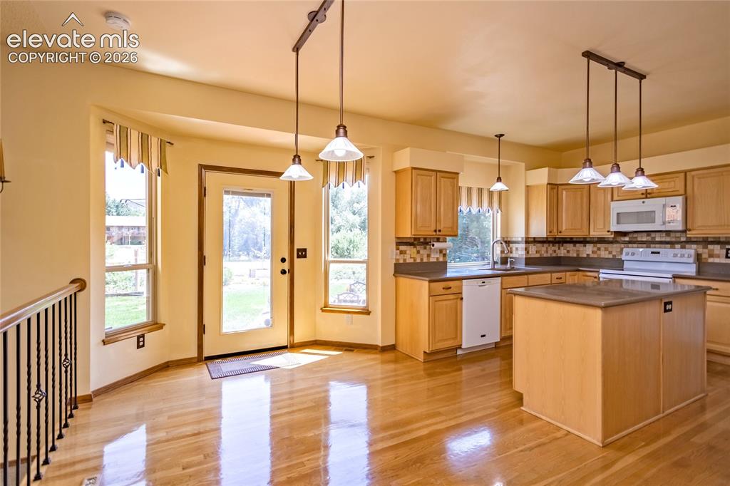 Image 6 of 50: Kitchen