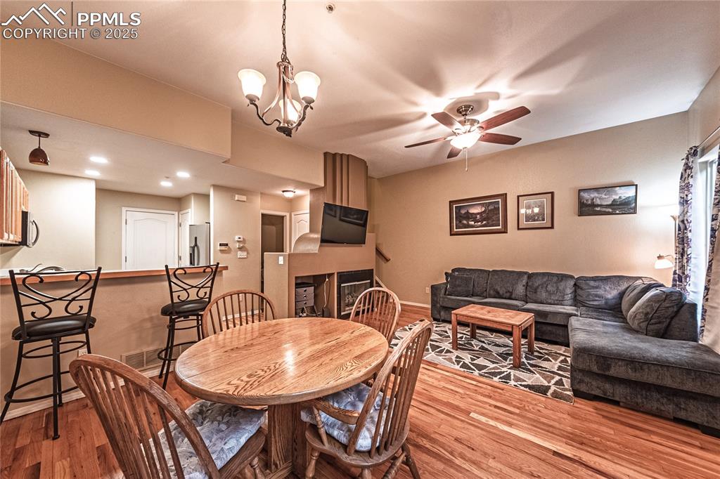 Image 10 of 40: Dining Area