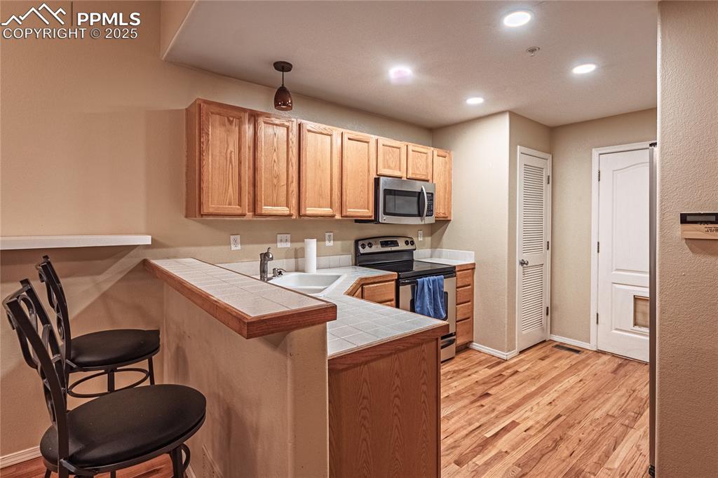 Image 12 of 40: Kitchen