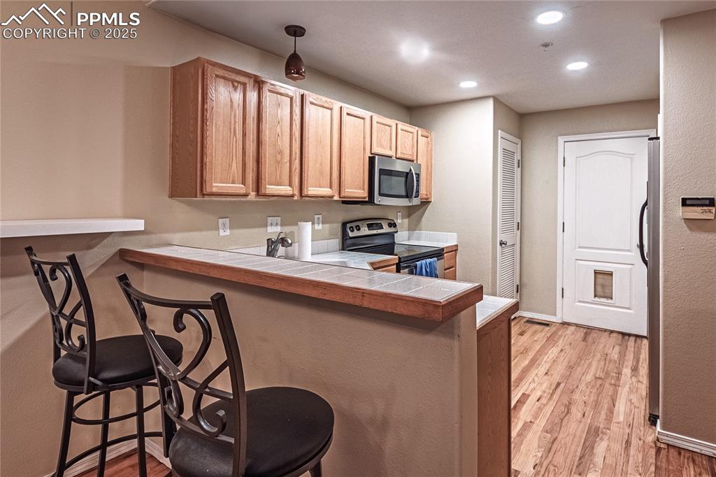 Image 13 of 40: Kitchen