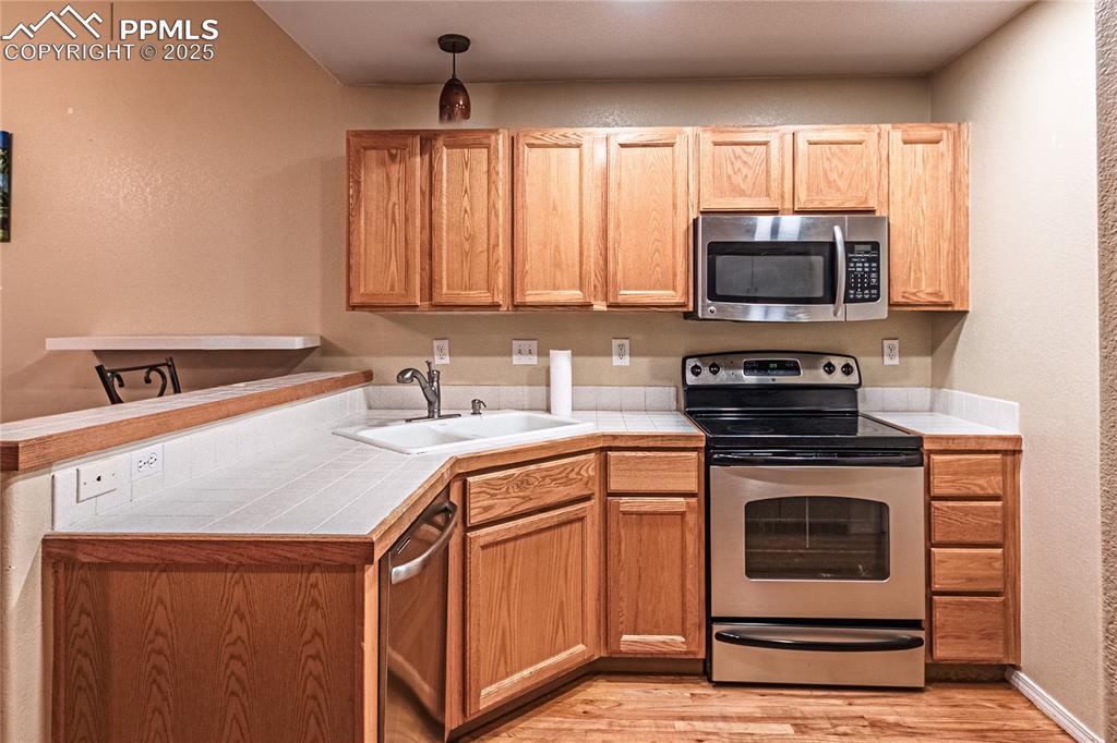 Image 14 of 40: Kitchen