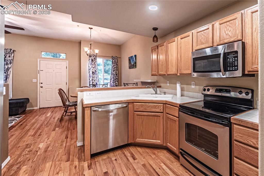 Image 15 of 40: Kitchen