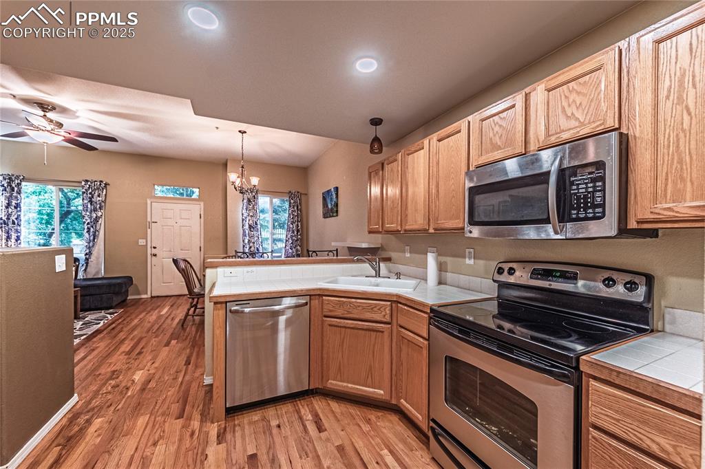 Image 16 of 40: Kitchen