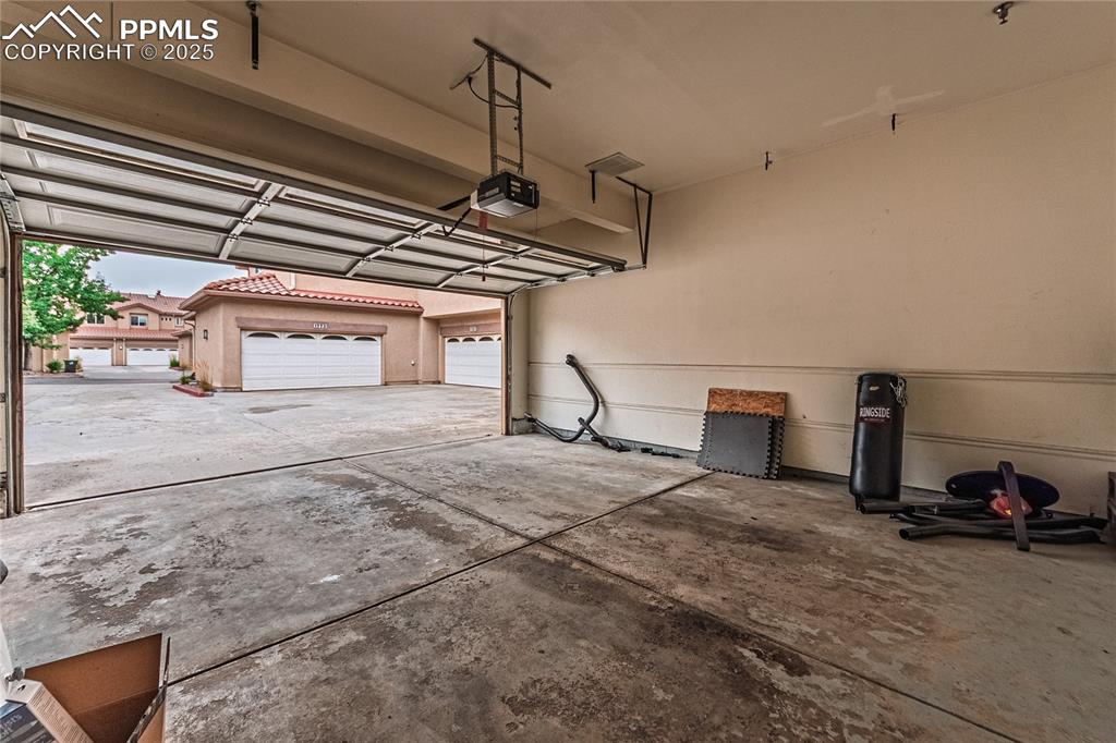 Image 19 of 40: Garage