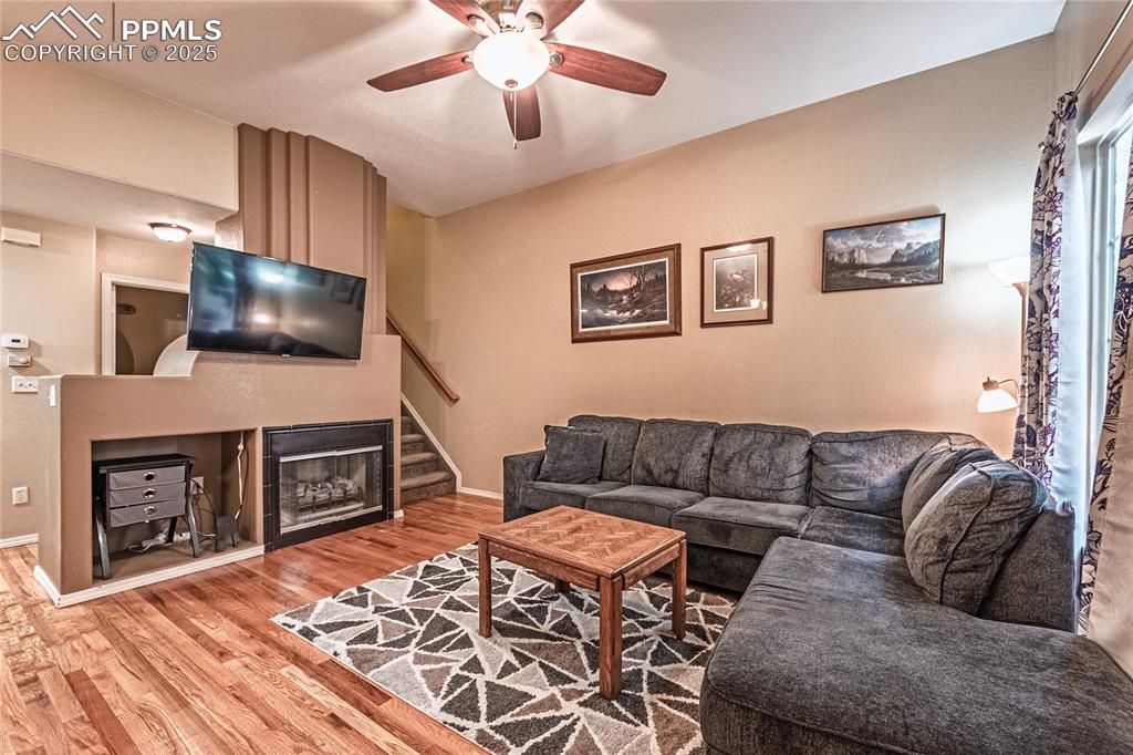 Image 8 of 40: Living Room