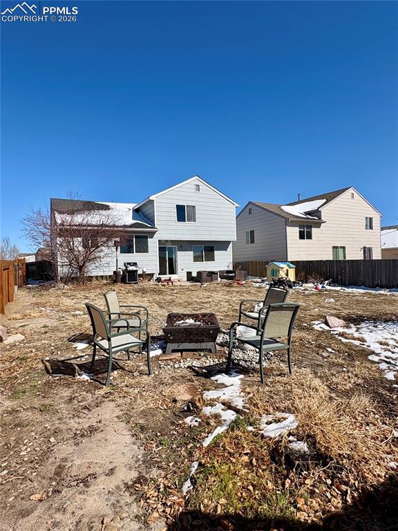 Image 10 of 11: Spacious back yard gets lots of sunshine