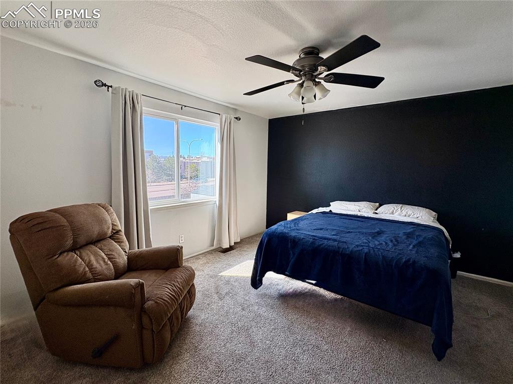 Image 5 of 11: Primary bedroom with en suite bathroom, spacious and naturally bright!