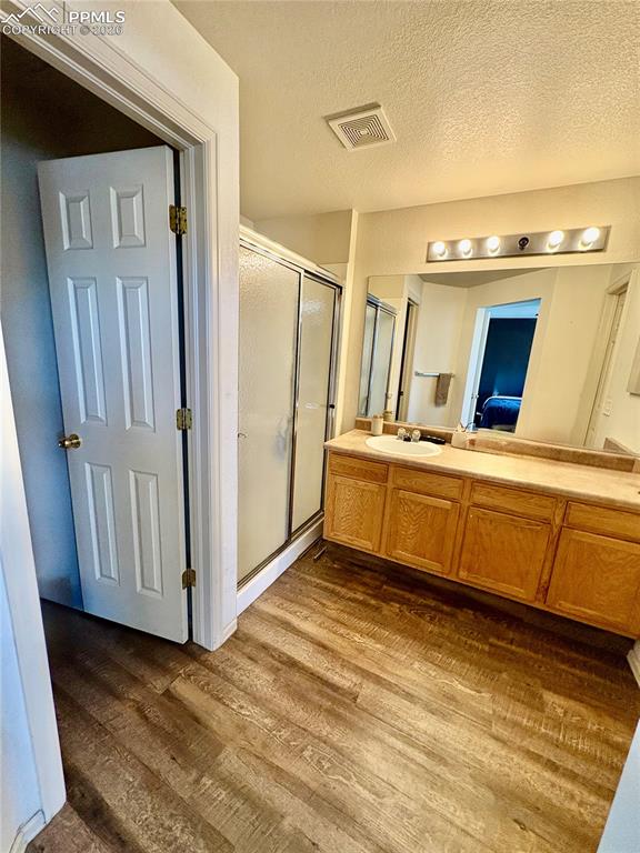 Image 6 of 11: Primary en suite bathroom