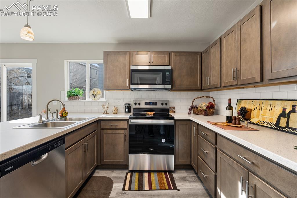 Image 10 of 39: Kitchen