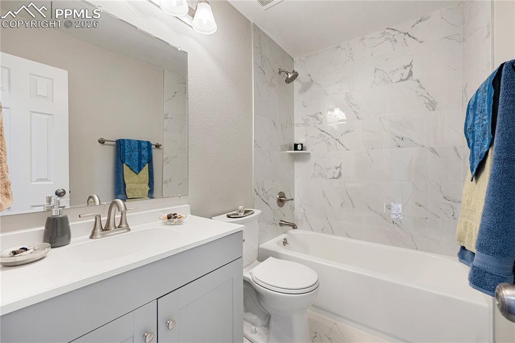 Image 19 of 39: Bathroom