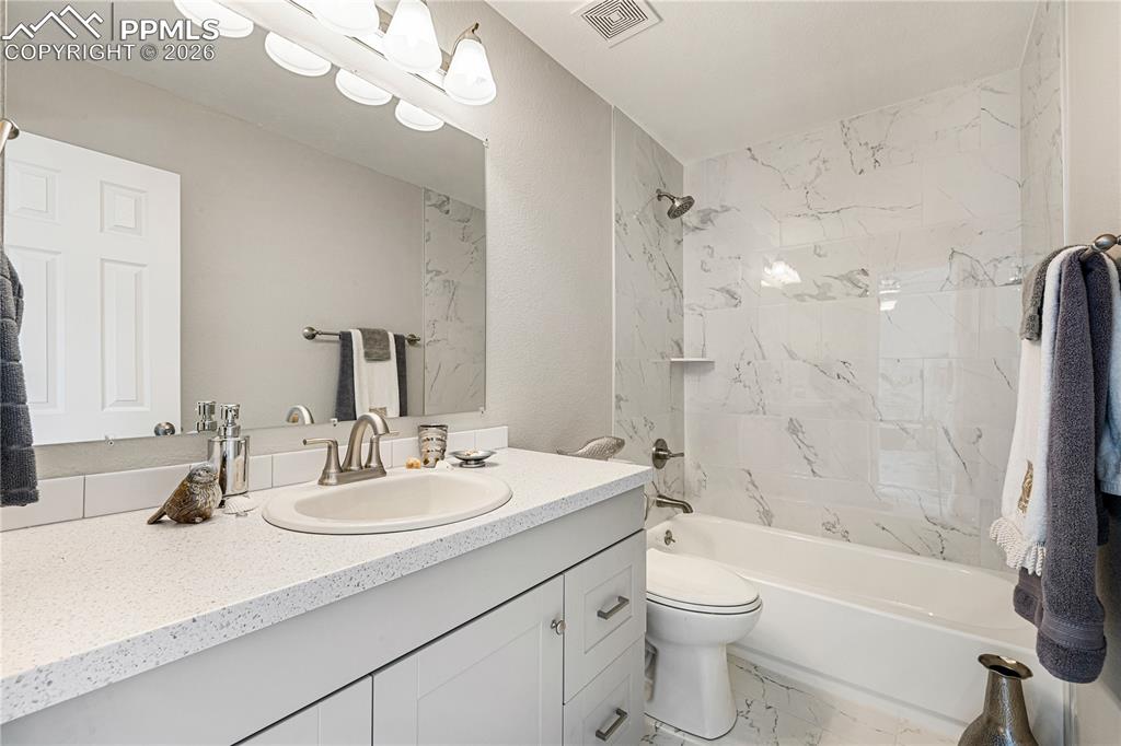 Image 26 of 39: Bathroom