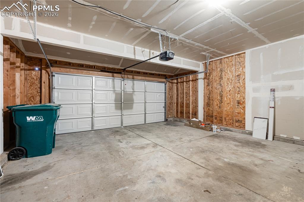 Image 28 of 39: Garage