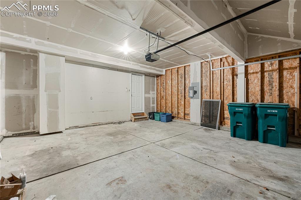 Image 29 of 39: Garage