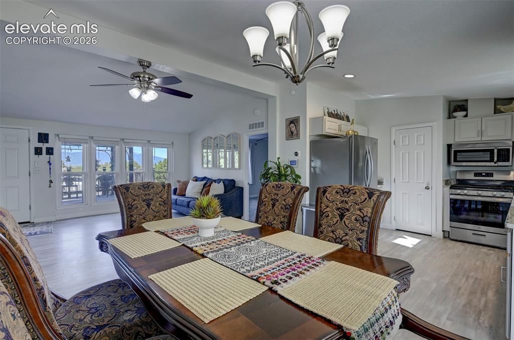 Image 11 of 49: Dining Area
