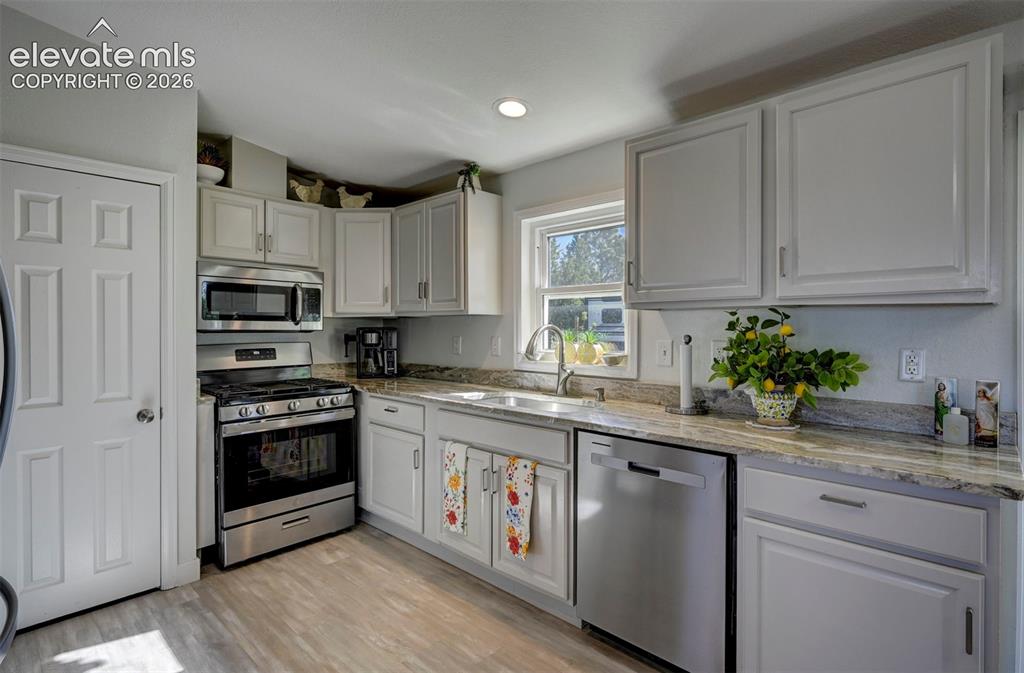 Image 12 of 49: Kitchen
