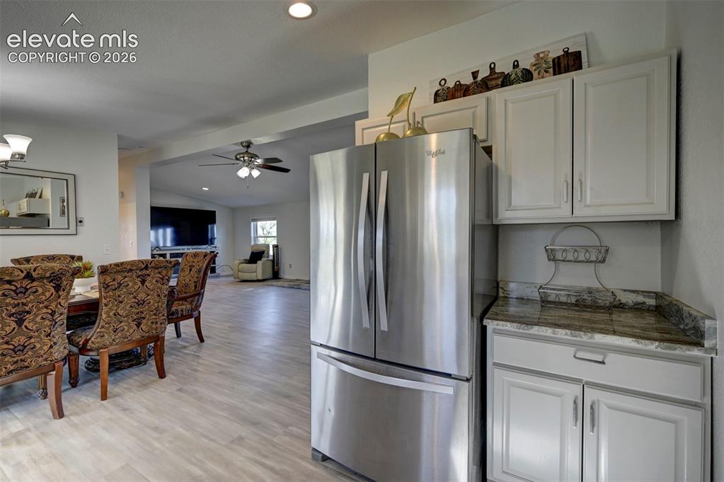 Image 14 of 49: Kitchen
